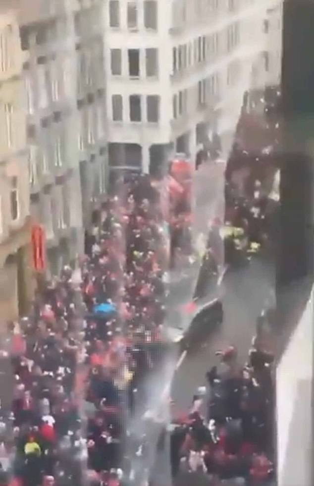 Kasnije se pojavio videozapis na mreži koji pokazuje mučni trenutak kada je automobil prošao kroz gomilu