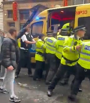 Policija pomaže na mjestu događaja u Water Streetu