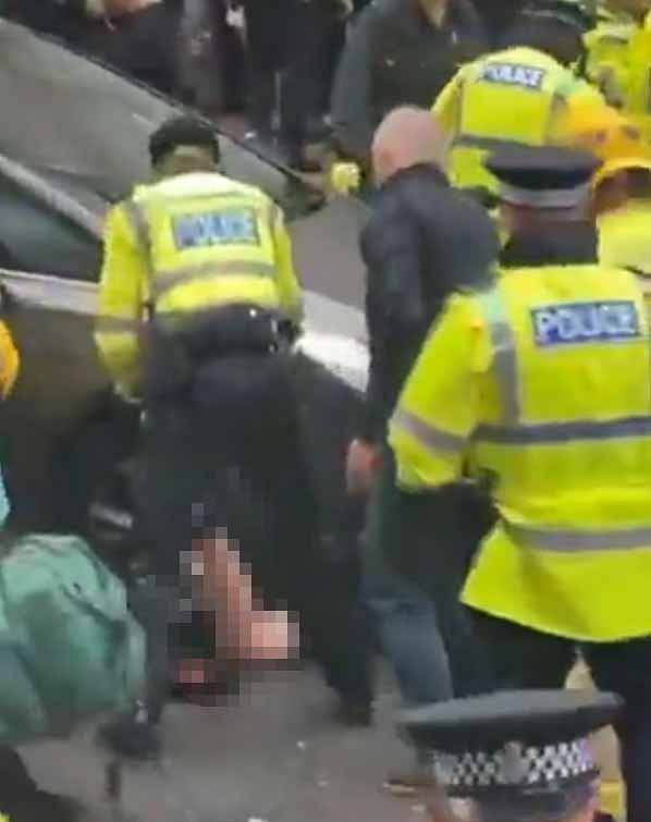 Policija prisustvuje ozlijeđenoj osobi na mjestu događaja