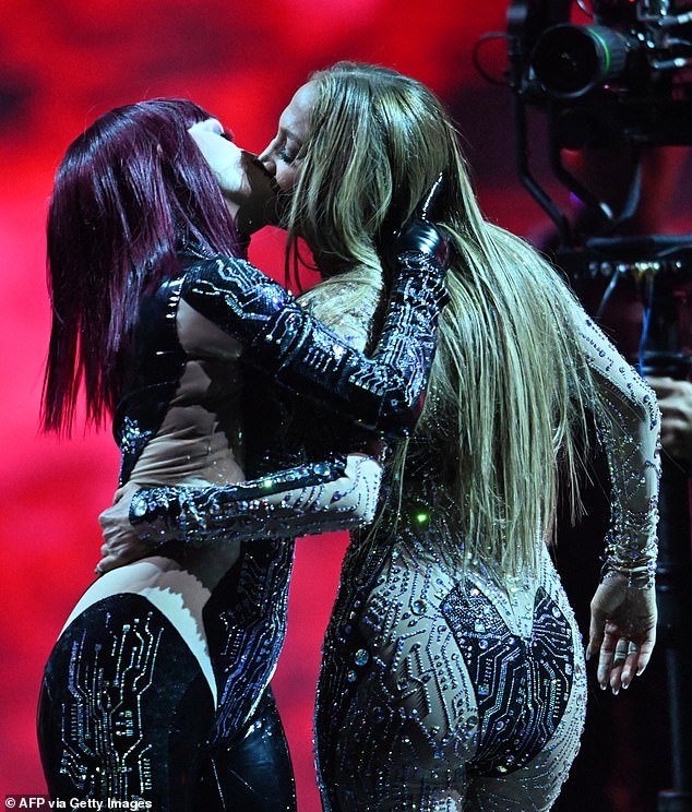 No, uvodni broj za ceremoniju u ponedjeljak divljali su obožavatelji nakon što je Lopez poljubio i muške i ženske plesače uživo u zraku tijekom nastupa