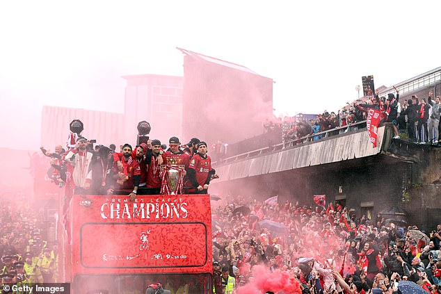 Klub je slavio osiguravajući svoj 20. naslov kada se u ulici Walter odvijao kaos