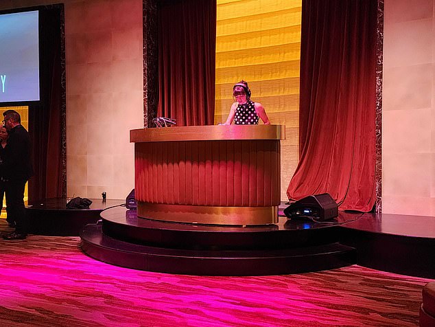 Ali ona se borila da podigne gomilu i pleše tijekom svog 40 -minutnog seta