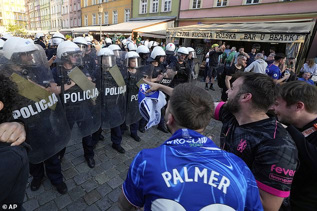 Oružana policija stvorila je barikadu na tržnom trgu kako bi isprobala sukobe između navijača