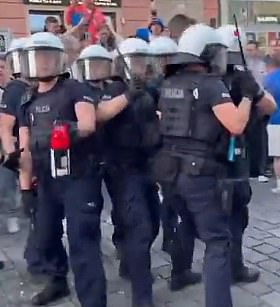 Drugi video prikazuje policijske obožavatelje Opushinga i pripremite se za raspršivanje paprike