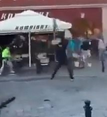 Jedan video prikazuje pristaše kako bacaju stolice prema policiji koji interveniraju