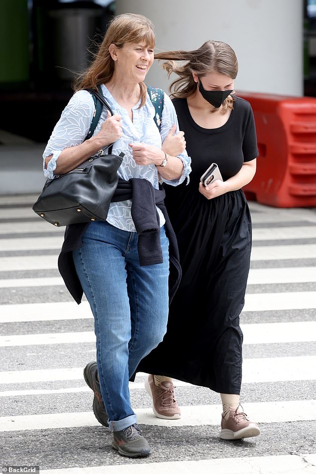 Svoje poznato lice prekrila je crnom maskom i na ramenu nosila cvjetnu torbu za duffle