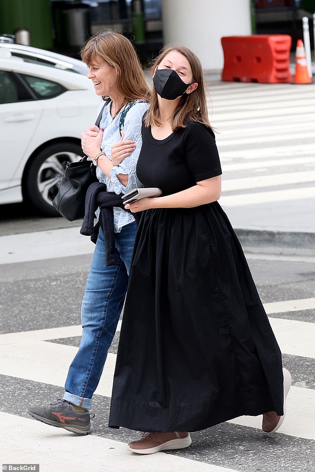 Bindi je povezala ruku s majkom Terri, koja se odjenula u plave traperice, tiskanu košulju i tamne tenisice