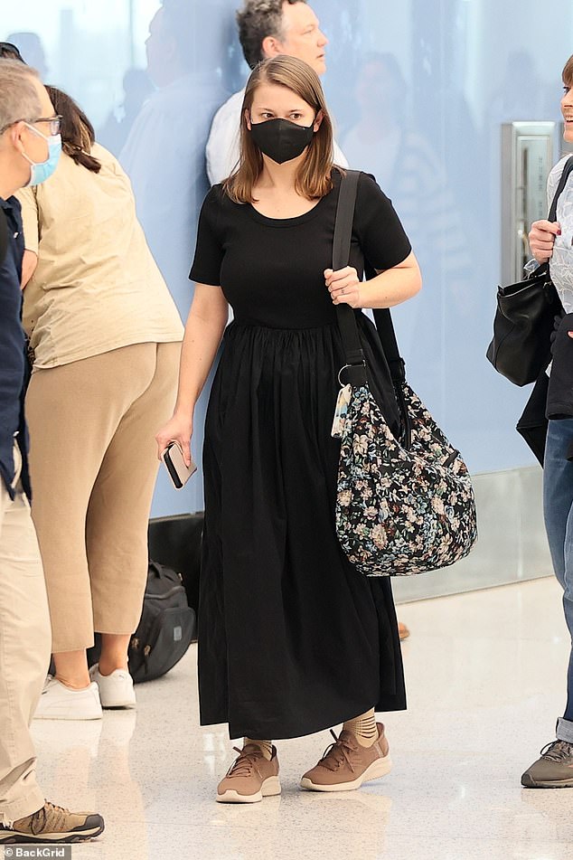 Bindi je nosila labavu dugu crnu haljinu i par udobnih smeđih tenisica dok je prolazila zračnom lukom