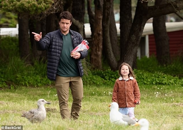Par je viđen kako hrani kruh ptica dok su istraživali područje