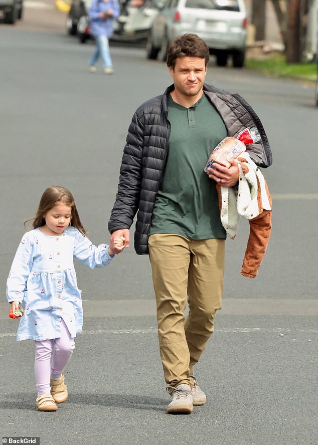 Bindin suprug Chandler brinuo je o svojoj četverogodišnjoj kćeri Grace u Oregonu dok se ona oporavljala od svog postupka