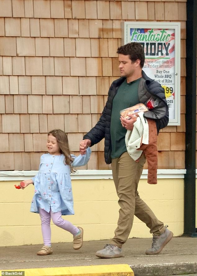 U nedjelju je Chandler viđen kako uživa u neko vrijeme oca-kćeri s Grace dok su otišli u šetnju do lokalnog parka