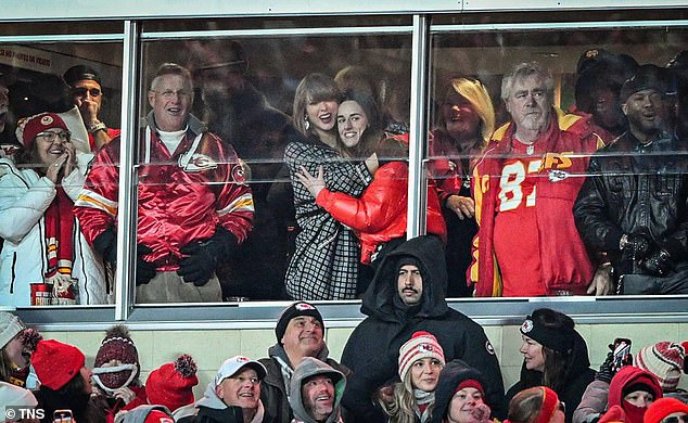 Swift i Clark prije su zajedno bili u javnosti, uključujući i na igri Kansas City Chiefs