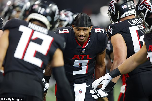 Michael Penix Jr. #9 Atlanta Falcons uvede se prije utakmice protiv Carolina Panthers na stadionu Mercedes-Benz 5. siječnja