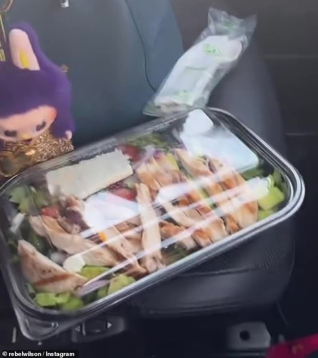 U srijedu, zvijezda djeveruša objavila je selfie kako bi pokazala 'zdravi' večernji obrok koji se sastoji od pilećih prsa i salate