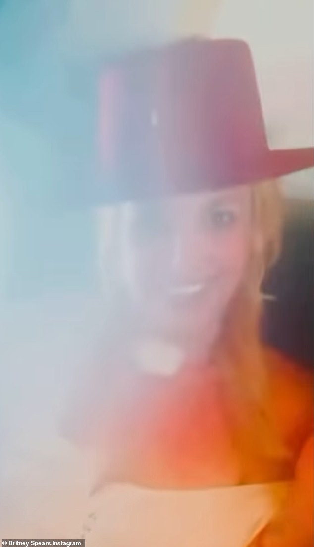 Spears je zadirkivao pogled na novi bijeli cvjetni choker dok je prošlog četvrtka bio na privatnom avionu JSX -a od Cabo San Lucas do LA -a, gdje je upala u nevolje zbog osvjetljenja cigarete