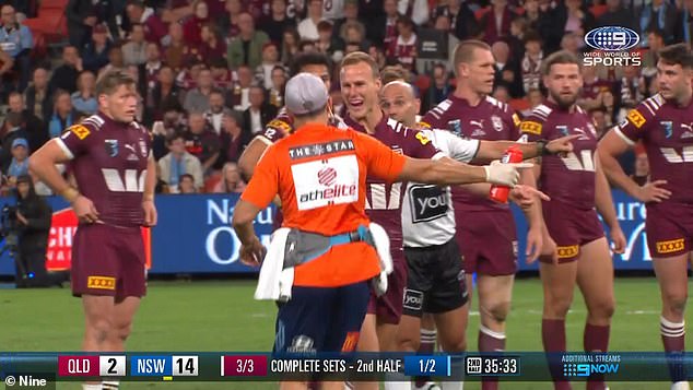 Farah (u Orange) vikao je skiper Queenslanda Daly Cherry-Evans (s Farah desno), a suca Ashley Klein (u bijelom) prijetilo je da će mu zabraniti povratak na teren