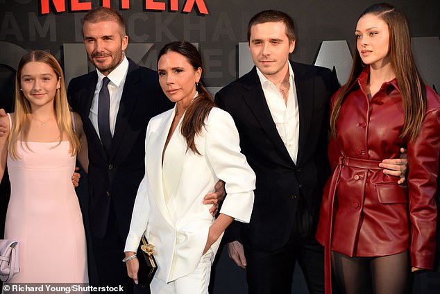 Pojava na sudu dolazi usred Nicole 'Feud' sa suprugom Brooklyn Beckham roditeljima Davidom i Victorijom (na slici zajedno u listopadu 2023.)