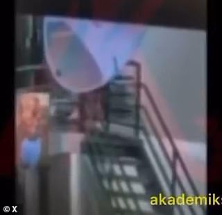Otprilike 21 sekundu, Casio se vidi kako se uzdiže preko repera, više puta se zabijajući dok Lanez udara i zabija se u očajničkom pokušaju da pobjegne
