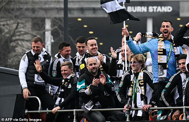 Jedna slika s povorke pobjede pokazuje blistavi howe mahanje gomili u autobusu otvorenog vrha. Pored njega, Mitchell izgleda kao da je pao kilogram i pronašao peni