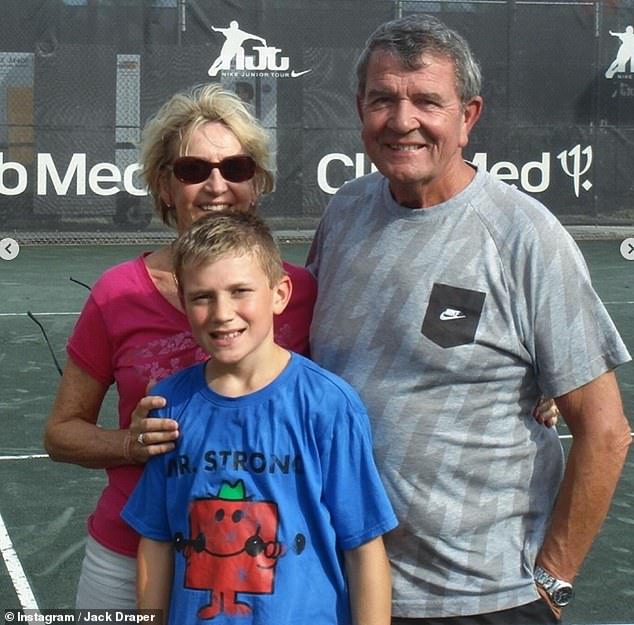 Draper, prikazan s djedom i djecom kao dijete, oduševljen je što je njegova obitelj sa sobom u Parizu