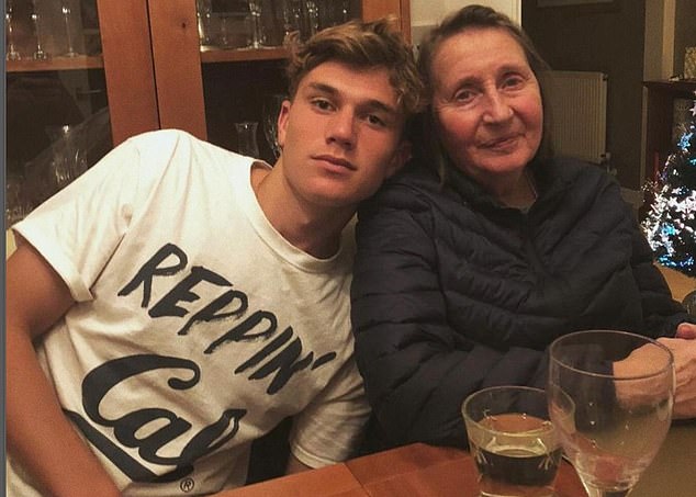 Njegova baka Brenda (desno) ima demenciju i nalazi se u Velikoj Britaniji, gdje se brine