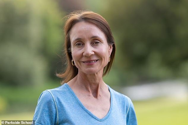 Majka Nicky, koja je prethodno trenirala u Sutton tenisu, također se pridružila obiteljskom putovanju u Pariz