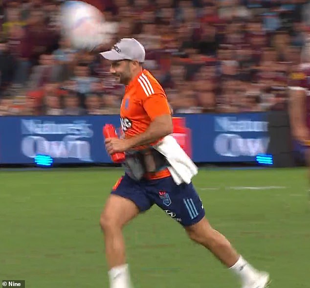 Farah je prikazana kako trči iz igrališta nakon što je iz Kleina došlo do odijevanja