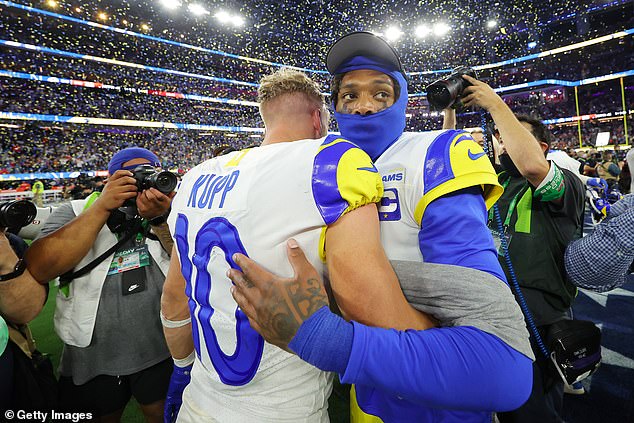 Ramsey slavi s Cooperom Kuppom nakon što su Ramsi porazili Bengale u Super Bowlu LVI