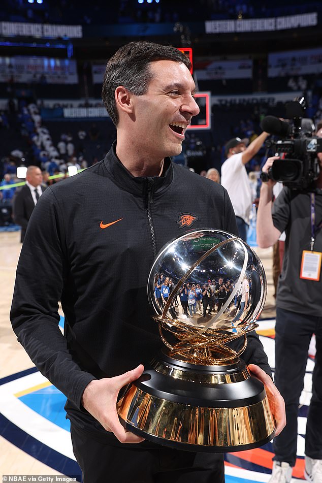 Glavni trener Thunder -a Mark Daigneault drži trofej prvenstva Oscara Robertsona Western Conference