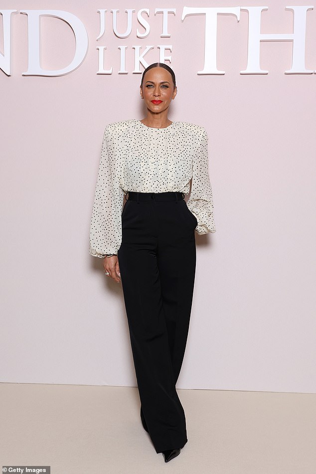 Nicole Ari Parker izgledala je bez napora šika u crno -bijeloj bluzi polka točkica