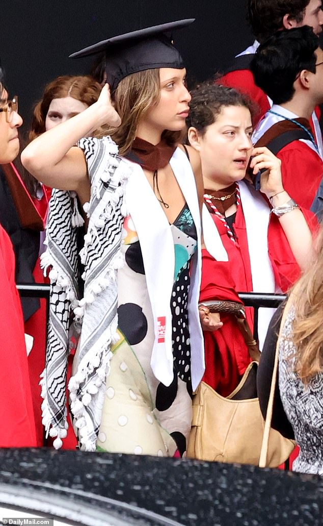 Na ceremoniji mature u Brooklynu 16. svibnja, Aydan je proslavio s kolegama iz razreda i viđen je kako pozira za fotografije