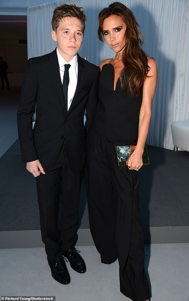 Brooklyn je ranije rekao o svom djetinjstvu: 'Uvijek smo nešto radili. Ali, imam najbolju mamu i tatu na svijetu i bilo je jako zabavno '(na slici 14 godina s Viktorijom u 2013.)