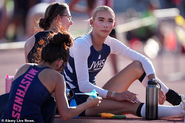AB Hernandez iz doline Jurupa tijekom skoka u vis djevojaka tijekom preliminara staze i terena CIF Southern Odjela 3 u subotu, 10. svibnja