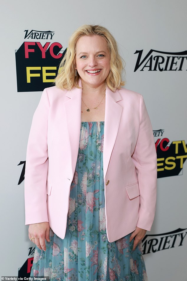 Čini se da je naslovnica snimljena istog dana kada je Moss prisustvovala Variety's FYC TV Festu ranije ovog mjeseca, gdje je nosila potpuno istu odjeću - osim za drugačiji par naušnica