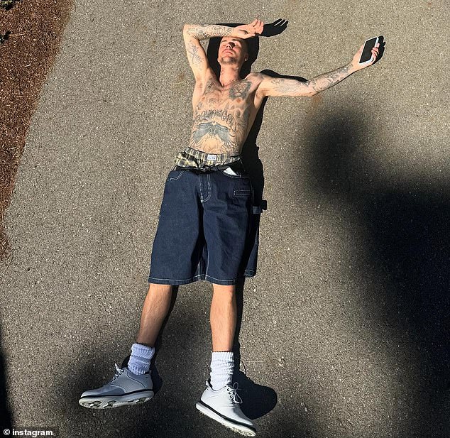 Bieber je također namočio toplo sunce dok se odmarao na glatkom prilazu i dok je u ruci držao telefon