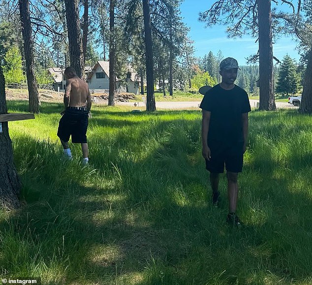 I na kraju, Justin je viđen kako prošeta nekom šumom dok se plavo nebo protezalo iznad njih