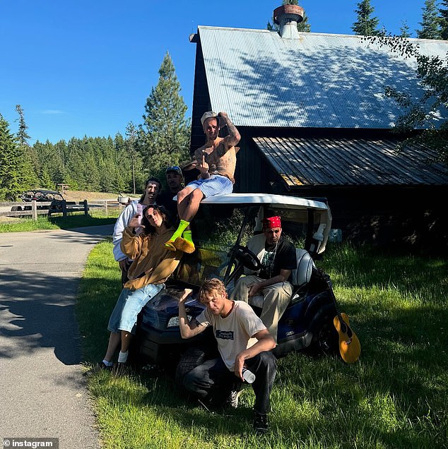 Zvijezda i njegovi prijatelji proveli su vrijeme vani dok su uzimali scensku postavku i pozirali za fotografiju pored golf kolica - koja je bila parkirana na flatoru trave pored staje
