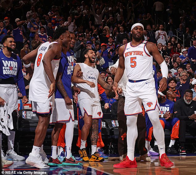 Dragocjena Achiuwa slavi sa svojim suigračima tijekom ključne pobjede Knicks -a u igri 5