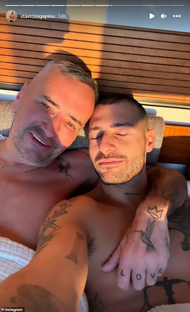 Dolazi kako su Tony i Stavros bili tuširani poklonima samo nekoliko sati prije njihovih nagrada u subotu