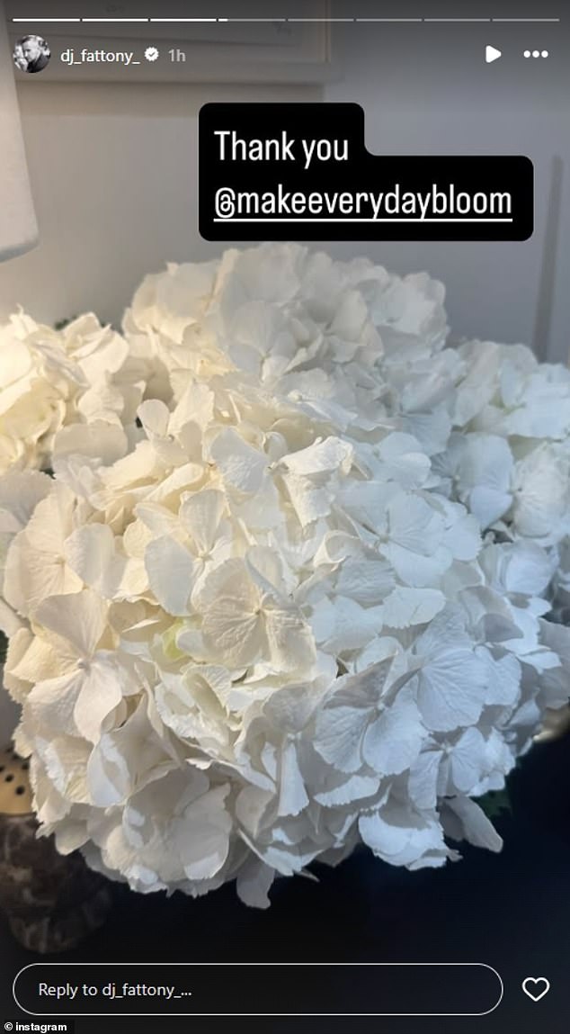 Par, koji će reći 'Ja radim' tijekom vikenda, poslali su prekrasne bukete cvijeća dok je DJ odveo na Instagram kako bi u petak podijelio svoje lijepe darove