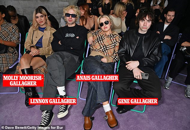 Anais se često viđa sa svojim rođacima Molly, Lennon i Gene s njima često pohađaju događaje zajedno
