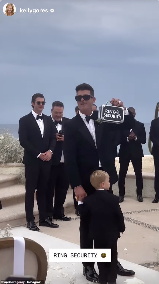 Luca, također odjevena u crni tuks, nosila je aktovku na kojoj je glasila: 'Sigurnost prstena'