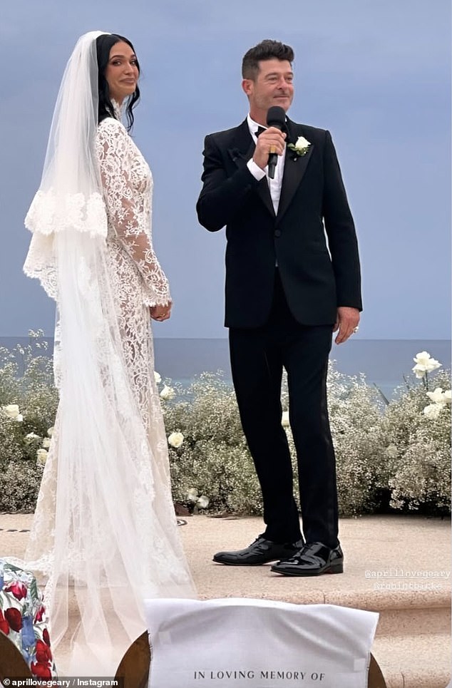 Par je u petak vezao čvor tijekom raskošne ceremonije održane u Cabo San Lucasu u Meksiku, prema ljudima