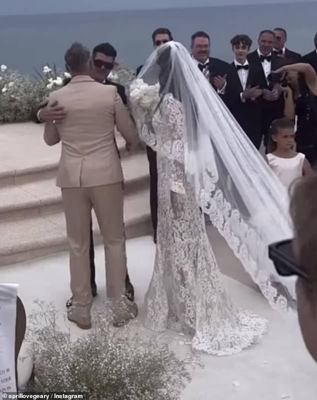 Travnja je nanijela dugački opušteni veo i nosio buket bijelih ruža