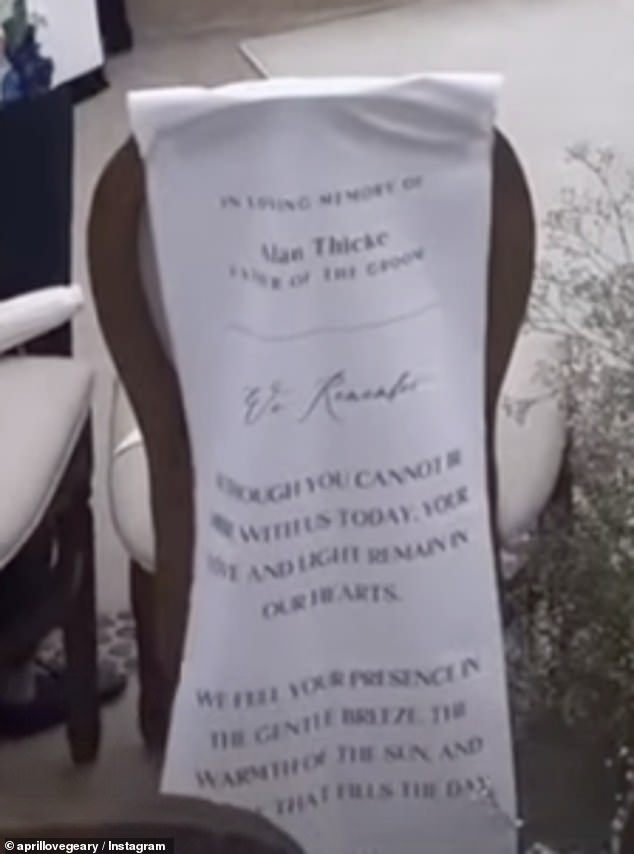 U ljubavi prema svom pokojnom ocu Alanu Thickeu, Robin i April držali su sjedalo u prvom redu praznom. Alan je umro 2016. godine u dobi od 69. godine. Gearyjev video otkrio je da je Alanova stolica 'u ljubavnom sjećanju Alana Thickea objavio na poleđini