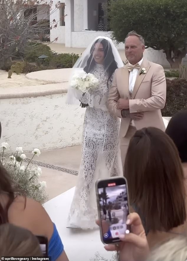 Nevjesta - koja je dočekala troje djece s Thickeom - hodala je niz prolaz u zadivljujućoj bijeloj haljini od čipke