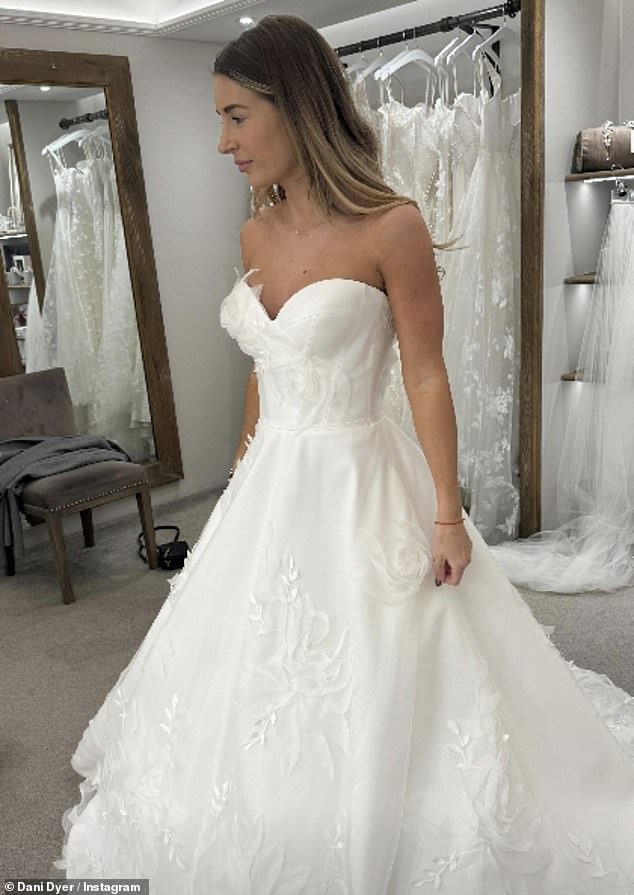 Govoreći o njihovom zajedničkom podcastu, uživo i pusti Dyers, Dani je otkrio da svoju vjenčanicu čuva od svog oca do velikog dana kako bi odala počast tradiciji (na slici na Instagramu početkom ove godine)