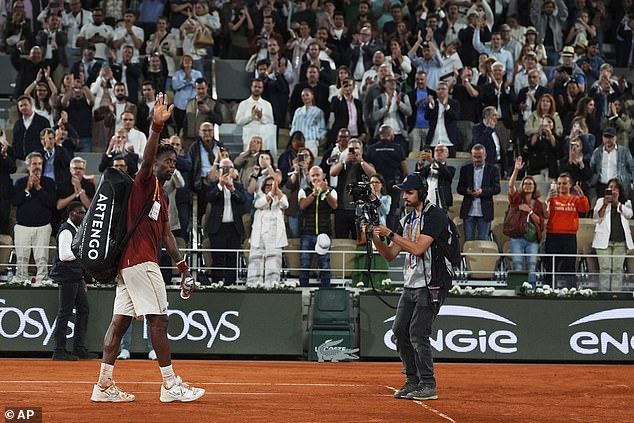 Gael Monfils prikazan mahanjem fanovima nakon što je izgubio od Jacka Drapera tijekom kasne emisije u četvrtak