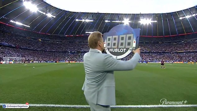 CBS komično presječen na Peter Schmeichel koji je djelovao kao četvrti dužnosnik kako bi potvrdio zamjenu