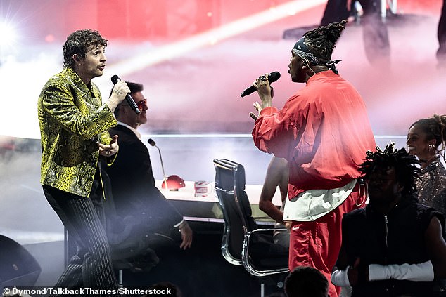 Negdje drugdje tijekom emisije, sutkinja KSI i Tom Grennan nastupila je dok je javnost glasala za svoj omiljeni čin